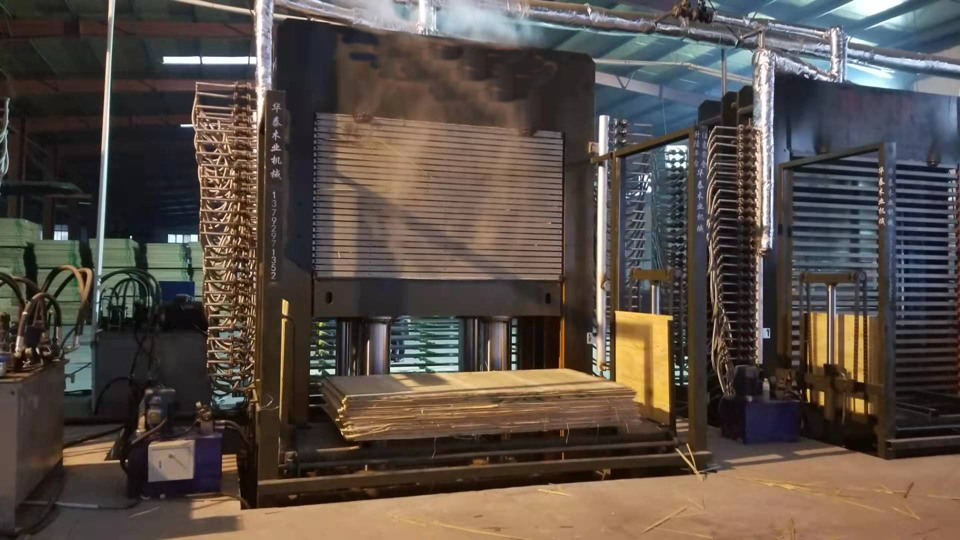 Automatski stroj za vruće prešanje šperploče: Revolucioniranje drvne industrije