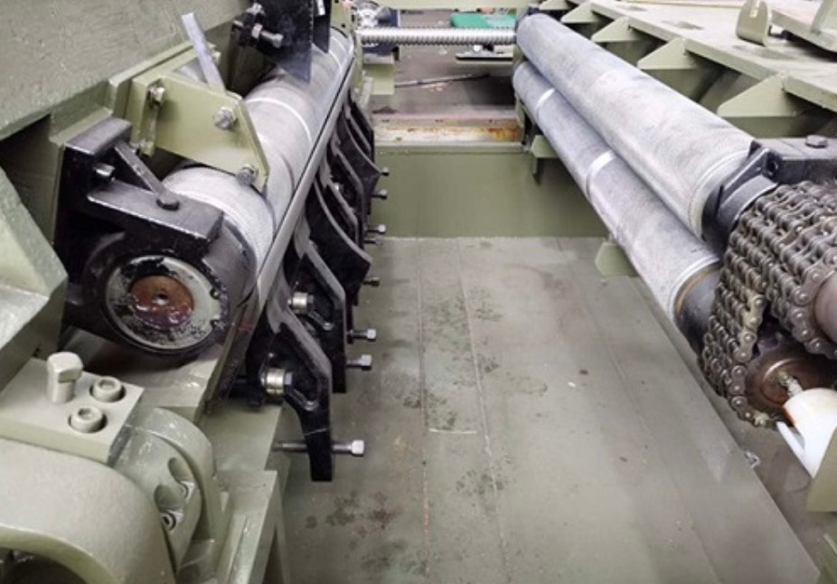 Wood peeling machine