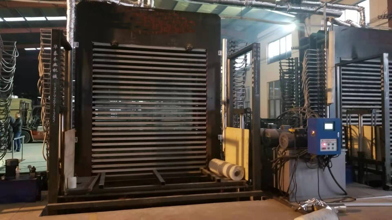 Hidraulinė faneros karšto presavimo mašina su pusiau automatiniu pakrovimu ir iškrovimu